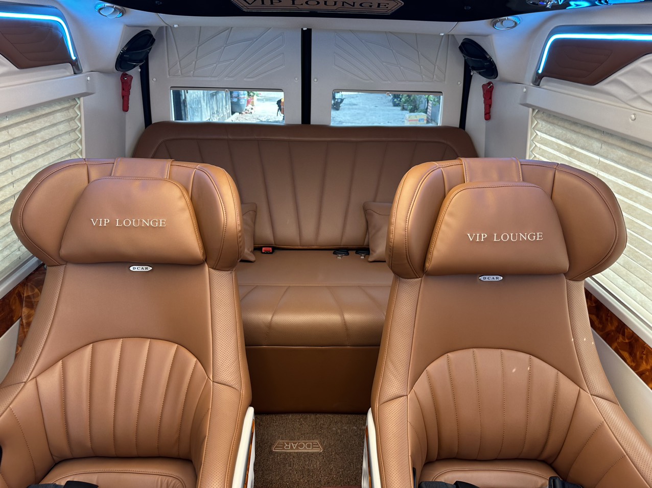 Xe Limousine Hiện Đại, Sang Trọng

ASM Car Rental sở hữu dàn xe limousine đời mới, được trang bị đầy đủ tiện nghi cao cấp, mang đến trải nghiệm di chuyển thoải mái và đẳng cấp.

Không gian rộng rãi: Xe limousine của chúng tôi có không gian rộng rãi, ghế ngồi bọc da cao cấp, có thể điều chỉnh theo nhiều hướng, mang lại sự thoải mái tối đa cho hành khách.

Tiện nghi hiện đại: Xe được trang bị màn hình giải trí, hệ thống âm thanh chất lượng cao, điều hòa tự động và nhiều tiện ích khác như wifi miễn phí, ổ cắm điện, giúp bạn có thể giải trí và làm việc ngay trên xe.