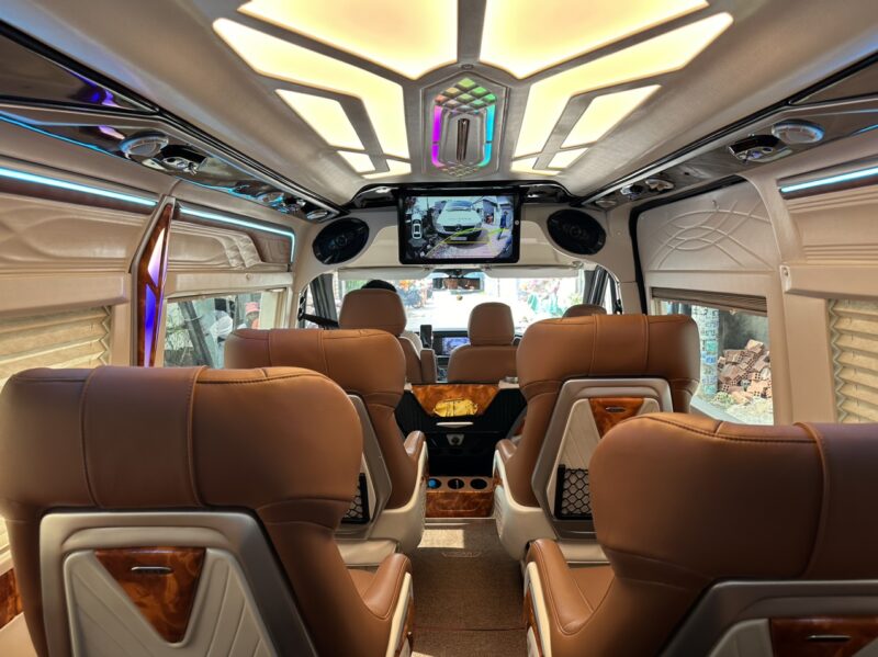 Thuê xe limousine đi công tác 9 chỗ - Phương án di chuyển hoàn hảo của doanh nhân