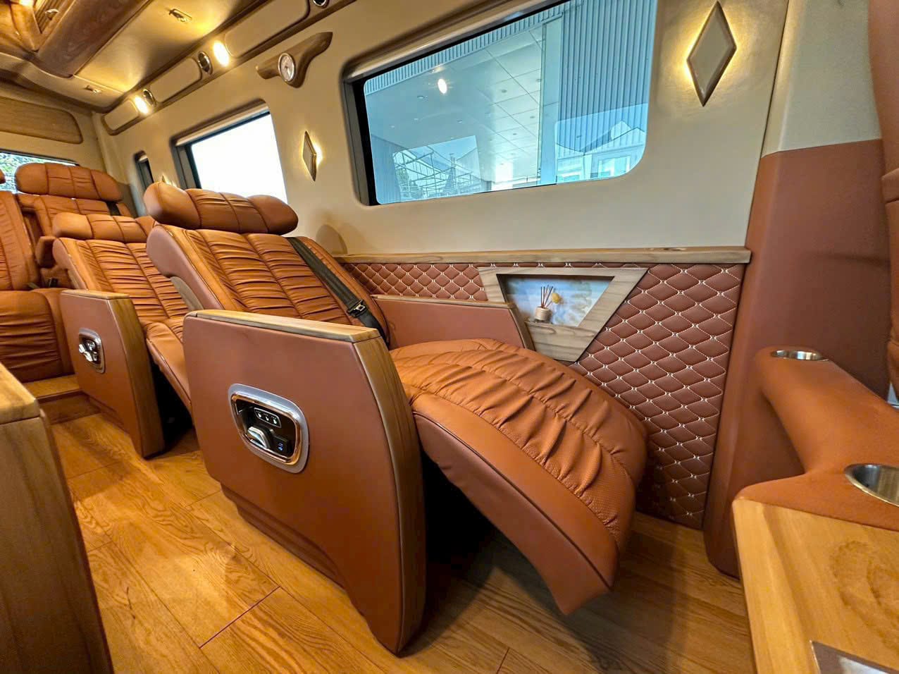 Hỏi Đáp Về Dịch Vụ Thuê Xe Limousine 1 Chiều Đi LADALAT Hotel Cùng ASM Car Rental