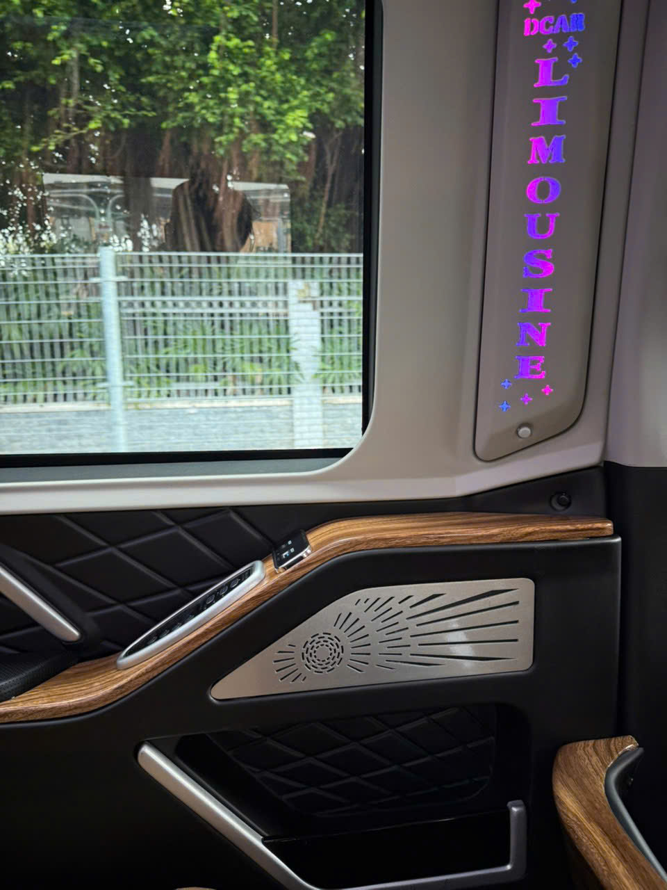 Thuê Limousine Cho Chuyến Khảo Sát, Công Tác Cao Cấp tại Bình Phước