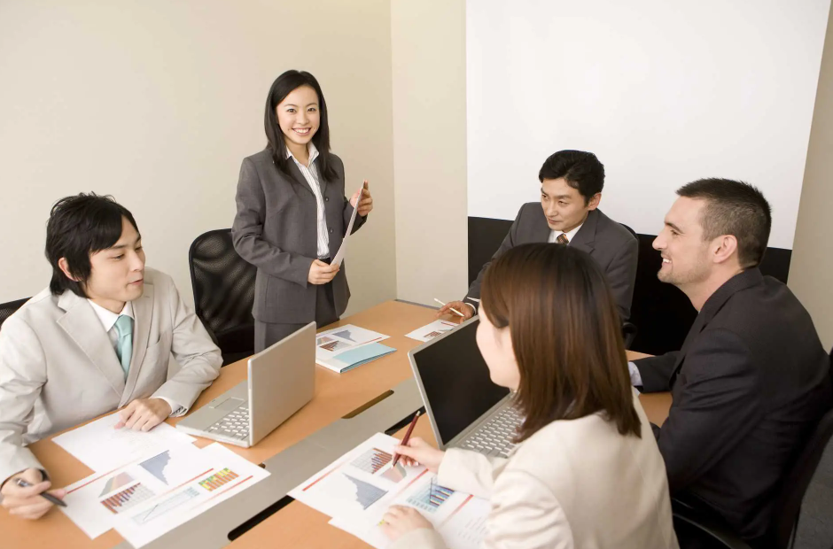 Thuê Limousine Ngắn Hạn Đón Đoàn Chuyên Gia tại Long An: Tốc Độ, Linh Hoạt và Đẳng Cấp