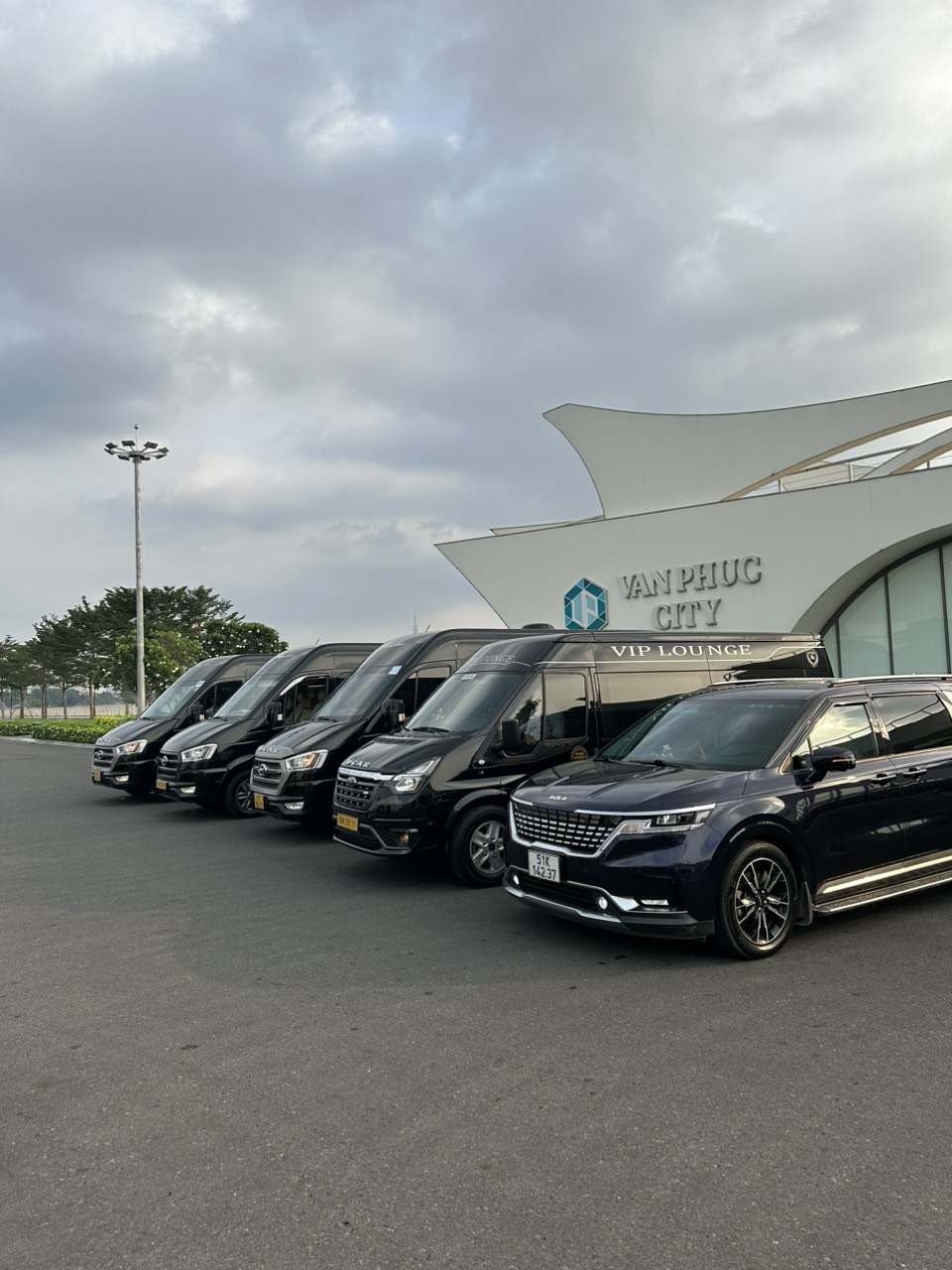 Xe Limousine Số Lượng Lớn: Giải Pháp Di Chuyển VIP Đẳng Cấp Cho Đoàn Công Tác Tập Đoàn Nước Ngoài