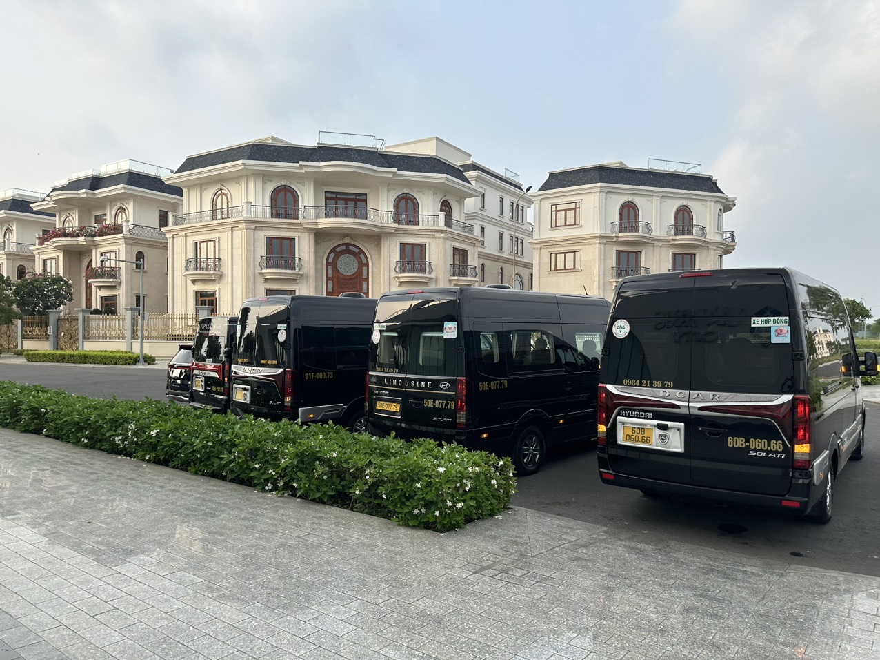 Xe Limousine Số Lượng Lớn: Giải Pháp Di Chuyển VIP Đẳng Cấp Cho Đoàn Công Tác Tập Đoàn Nước Ngoài