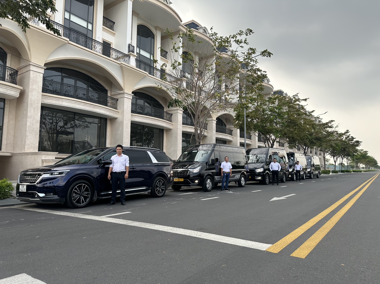 Xe Limousine Số Lượng Lớn: Giải Pháp Di Chuyển VIP Đẳng Cấp Cho Đoàn Công Tác Tập Đoàn Nước Ngoài