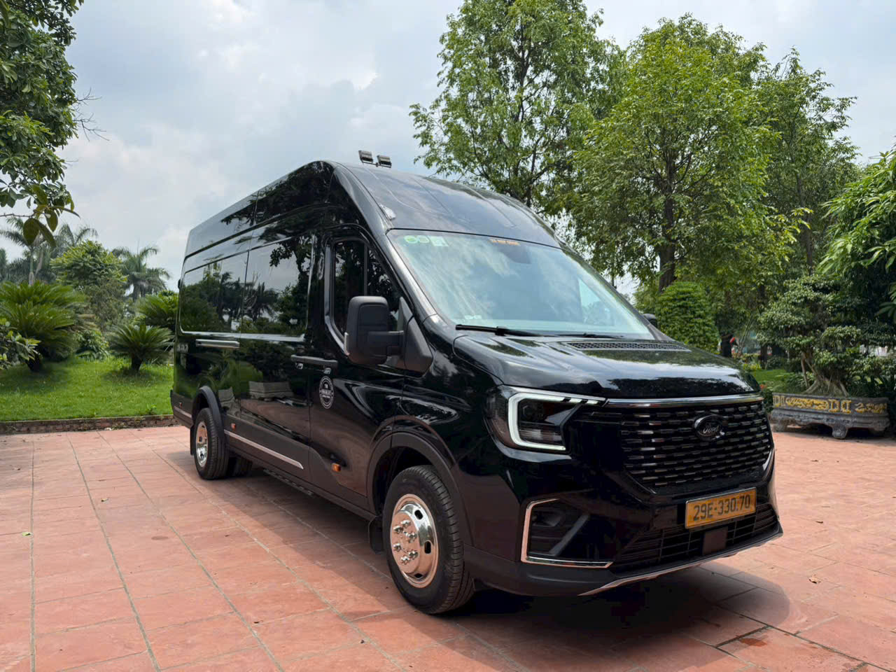 Dịch Vụ Limousine Cao Cấp Cho Kỹ Sư Và Chuyên Gia Tại Long Thành