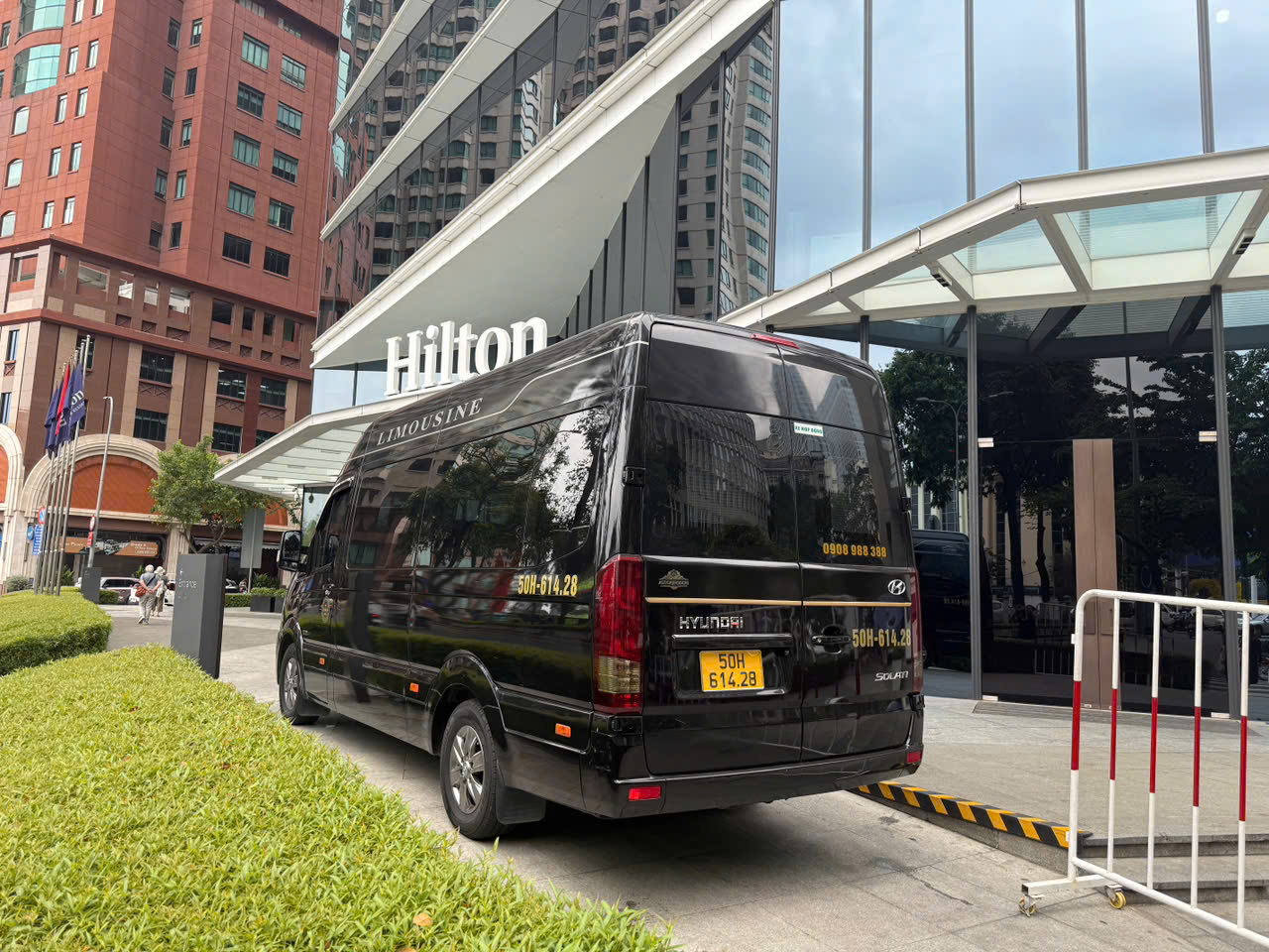Dịch Vụ Xe Limousine Sân Bay Long Thành Cho Khách Du Lịch Cao Cấp