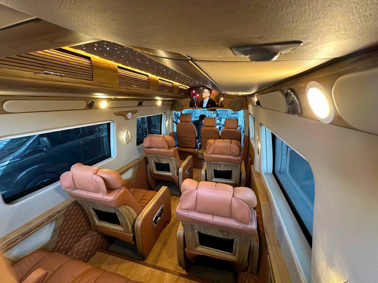 Thuê Limousine Sân Bay Long Thành Cho Đoàn Khách VIP: Đẳng Cấp Đón Tiếp, Trọn Vẹn Niềm Tin