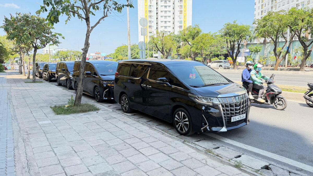 Dịch Vụ Cho Thuê Xe Sang Xe Toyota Alphard Đời Mới Cao Cấp