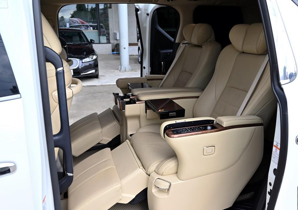 Lựa Chọn Thông Minh Với Xe Toyota Alphard Cho Lịch Trình Sếp Của Bạn