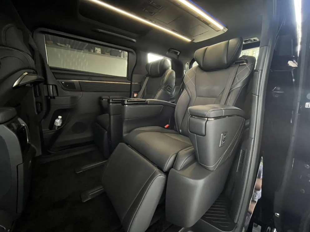 Những Lý Do Bạn Nên Chọn Xe Toyota Alphard Để Xứng Tầm Tiếp Đón Các Vị Khách Cao Cấp