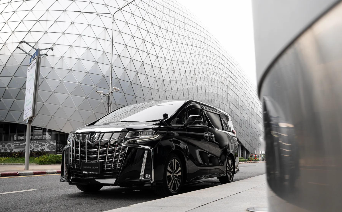 Những Lý Do Bạn Nên Chọn Xe Toyota Alphard Để Xứng Tầm Tiếp Đón Các Vị Khách Cao Cấp