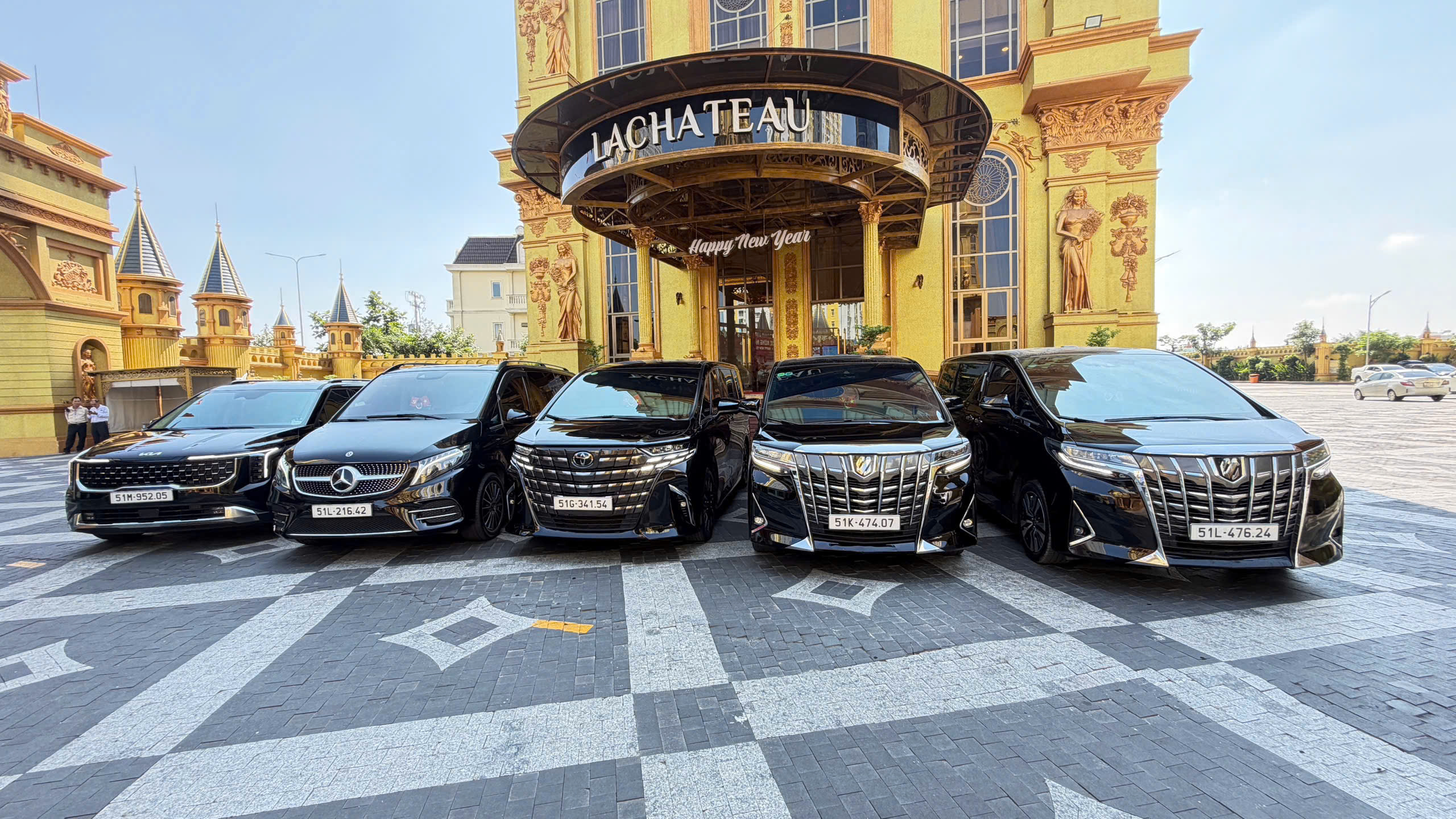 Thuê Xe Alphard Đón Sân Bay Khứ Hồi Cho Khách VIP Và Gia Đình