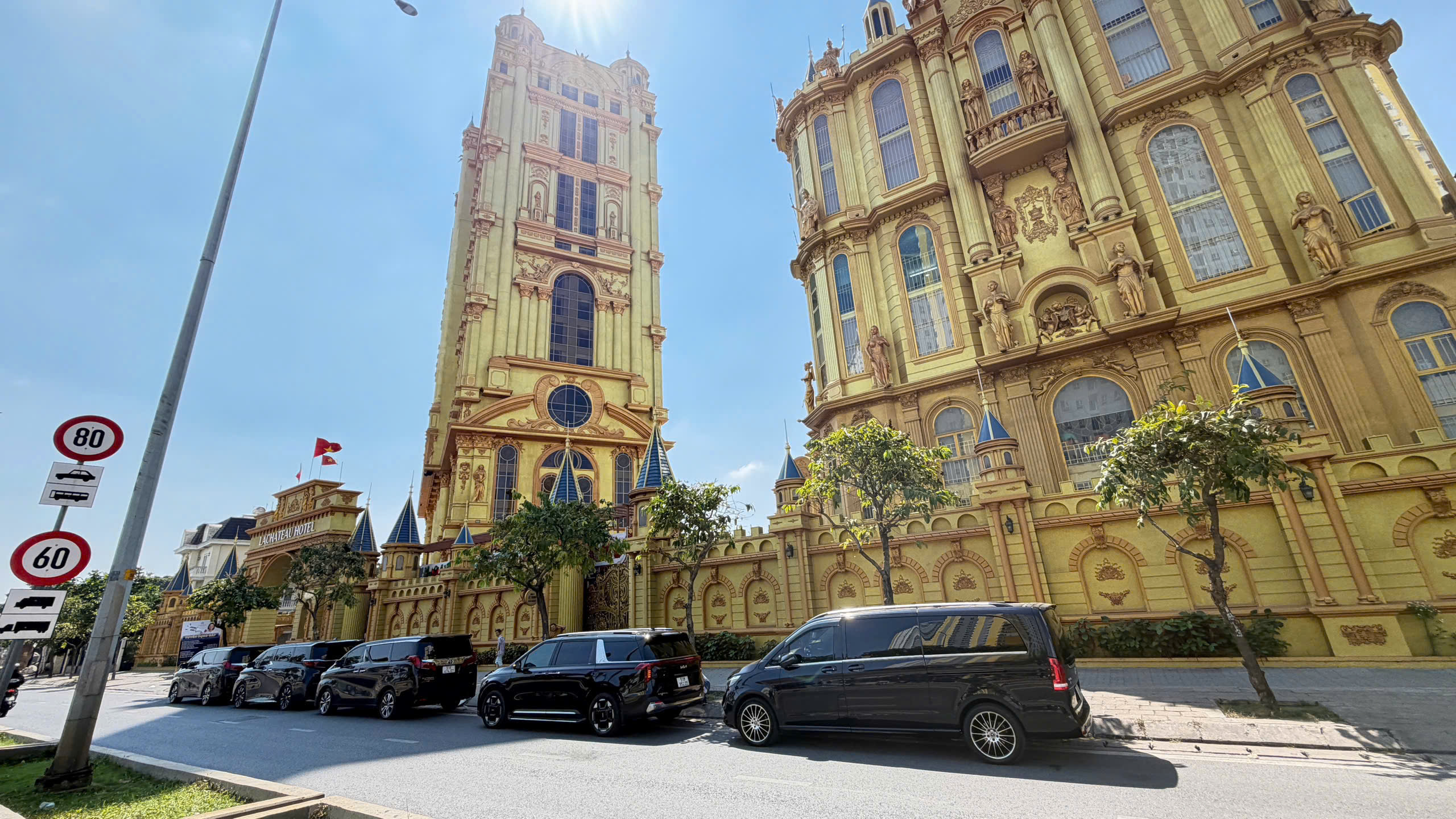 Thuê xe sang 7 chỗ Toyota Alphard – Biểu Tượng Xe Sang Dành Cho Chủ Tịch